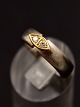 14 karat 
rhodineret guld 
ring størrelse 
55-56 vægt 9,5 
gram med to 
diamanter  emne 
nr. 511213