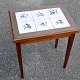 Lille flisebord 
i eg, 20. årh. 
med 6 fliser 
fra Schleswig, 
19. årh.  Bord: 
55 x 49 x 36 
cm. ...