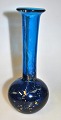 Mdina vase, 20. 
årh. Malta. 
Blåt glas med 
indlægninger. 
Signeret. H.: 
17,5 cm. 