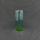 Højde 16,5 cm.
Blå og grøn 
vase fra 
1970'erne med 
luftbobler. Den 
er blæst i form 
og er ...