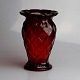 Vase i 
rubinrødt glas.
Mønster: Odin
Fyens Glasværk 
1924
Højde 18 cm
Diameter 12 cm