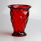 Vase i 
rubinrødt glas.
Mønster: Odin
Fyns Glasværk 
1924
Højde 17,5 cm
Diameter 14 cm