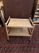 Dansk 
møbeldesign 
rullebord i 
egetræ udført 
ca. 1960'erne. 
Pæn brugt 
stand. 
Mål: H. 64 cm. 
...