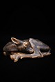 Saxbo keramik 
figur af lille 
liggende dådyr 
med fin brun 
glasur.
Design Hugo 
Liisberg. 
H:7cm. ...