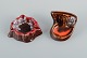 Vallauris, 
Frankrig, to 
keramikskåle i 
farvestrålende 
glasurer i rød 
og orange på 
mørkebrun ...