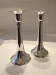 Et par moderne 
sølvlysestager 
udført af Hejl, 
Fredericia 
(1961 - ). 
Stemplet: 830S, 
Hejl. ...