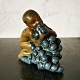 Vinhøsten: 
Figur i stentøj 
fra Bing & 
Grøndahl 
forestillende 
dreng med 
druer. Udført 
af Kai ...