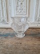 Rene Lalique 
krystal vase 
dekoreret med 
svaler i relief
Signeret: 
Lalique - 
France
Højde 12 ...