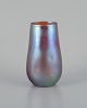 WMF, Tyskland. 
Vase i 
iriserende Myra 
kunstglas. 
1930'erne.
I flot stand.
Mål: D 7,0 x H 
...