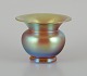 WMF, Tyskland. 
Vase i 
iriserende Myra 
kunstglas. 
1930'erne.
I flot stand.
Mål: D 9,7 x H 
7,5 cm.