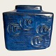 Désirée, Blå 
vase med 
cirkelmotiv 
#4003, 15cm 
bred, 9cm høj, 
Désirée stentøj 
Denmark *Pæn 
stand*