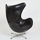 Arne Jacobsen 
‘Ægget’ model 
3315.
En tidlig 
model uden løs 
hynde.
Stolen er 
betrukket med 
...