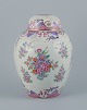 Samson, 
Frankrig, stor 
lågbojan i 
porcelæn i 
orientalsk 
stil.
Håndmalet med 
blomstermotiver 
i ...