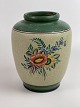 Smuk, gammel, 
bemalet vase af 
lertøj. 
Blomstermotiv i 
klare farver. 
Cirka 
1940'erne. 
Højde: ...
