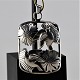 Rektangulært 
vedhæng i sølv 
med motiv af 
fugle, blomster 
og blade
Design Erikson 
& ...