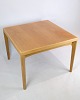 Sofabord i 
egetræ, 
designet af 
Henning 
Kjærnulf og 
fremstillet af 
Vejle stole og 
møbelfabrik fra 
...