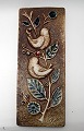 Søholm stentøj, 
Relief 2 fugle 
i brun 
bundglasur med 
røde bær og 
blågrønne 
blade, designet 
af ...