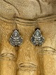 Par Buddha 
øreringe i 
sterling sølv 
fra Thailand 
(Siam), 
1930'erne. Den 
ene ørering er 
stemplet ...