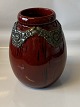Vase Keramik 
Fra M.Andersen
Med 
Tinbesætning
Dek nr 1402
Højde 17 cm ca
Pæn stand