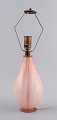 Barovier og 
Toso, Murano. 
Stor bordlampe 
i lyserød 
mundblæst 
kunstglas. 
Klassisk 
italiensk ...