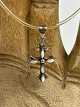 Vintage kors af 
sølv med 
gennemsigtig 
"kæde" af 
naturgummi og 
lås af sølv. 
Korset måler 
...