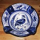 Skål i keramik 
fra Lars Syberg 
keramik 
værksted. 
Dekoreret i blå 
farver med 
bl.a. eksotisk 
fugl. ...