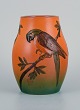 Ipsens Enke. 
Vase prydet med 
papegøje og 
glasur i 
orangegrønne 
nuancer.
Model ...