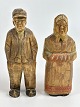 Par håndskårne, 
danske 
træfigurer af 
kvinde med 
tørklæde og 
mand med 
kasket, cirka 
1950'erne. ...