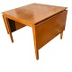 Spisebord med 
klapper i lyst 
lakeret 
egetræsfiner. 
Danish modern. 
Mål:  
89,5x89,5, 
højde 72 cm ( 
...