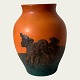 P. Ipsens enke, 
Vase, 
Kalvemotiv, Nr. 
439, 16cm høj, 
12cm bred *Med 
lidt 
brugsslitage*