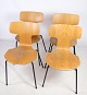 Sæt af fire, 
model 3103, 
'T-stol', af 
Arne Jacobsen 
1902-1971 med 
skal af 
formbøjet 
finéret ...