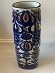 Royal 
Copenhagen 
Fajance Vase
Dek Nr. 
#233/3101
Højde ca. 36 
cm. 
Pæn og 
velholdt stand