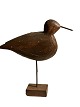 Skulpturel og 
dekorativ fugl 
udskåret af træ 
og stående på 
træfod. 
Højde: 27,50 
centimeter. ...