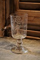 Gammelt 
mundblæst 1800 
tals fransk 
Souvenir 
vinglas med 
graveret skrift 

"Souvenir" 
(Til ...