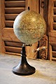 Dekorativ , 
1800 tals mini 
globus fra 
Paris med en 
rigtig fin 
patina.
H:24cm. 
Dia.:12cm.