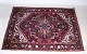 Et ægte persisk 
tæppe 
fremstillet i 
hånden mønstret 
og indfarvet 
med rødlige 
farver.
Mål i cm: ...