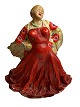 Figur af kvinde 
i rød kjole med 
stort svaj og 
sjal med 
valmuer udført 
i beton eller 
lignende ...