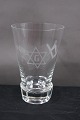 Logeglas eller 
Frimurer glas, 
ølglas 
dekoreret med 
slebne symboler 
på kantsleben 
fod.
G i ...