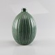 Vase i stentøj 
fra Saxbo No 
108
Producent 
Saxbo
Vase med 
lodrette riller 
og grøn ...