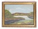 Maleri på 
træplade i 
guldramme motiv 
af landskab og 
å fra omkring 
1930'erne
Mål i cm: 
H:29,5 B:40
