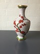Coissonné 
(Cloisonné) 
vase.
Hvid fond med 
fugle, floral 
og blomstrende 
træ.
20 årh.
Perfekt ...