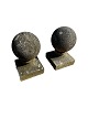 Et par 
stenports 
stolper / 
kugler fra 
begyndelsen af 
det 20. 
århundrede. 
Mål i cm: H:50 
B:27 D:27
