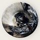 Jeppe Hagedorn 
Olsen, Abstrakt 
motiv, Blå/ 
hvid/ sort 
glasur, 19cm i 
diameter, Fra 
eget værksted 
...