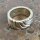 Bred skulpturel 
ring af 
sterling sølv.
Ø 23 mm. 
indvendige mål 
18 mm.
Stemplet 925s.
Vægt: 10g.