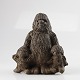 Figur i keramik 
med motiv af 
troldefar med 
to troldebørn
Design Vibetke 
Utke ...