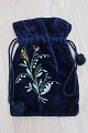 Antik smuk, 
elegant, gammel 
håndtaske 
håndlavet af 
mørk blåt 
velour/stof
Håndbroderet
Lukning ...