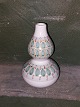 Gourd formet 
vase I keramik 
formgivet  af 
Gutte Eriksen 
for Nymølle 
fabrikken. 
Bemalet 
motiv.af ...