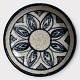 Bornholmsk 
keramik, 
Svaneke, Lille 
Keramik fad, 
Med blomster 
motiv, 13cm i 
diameter, 
Signeret: ...