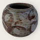 Keramik skål, 
Med geometrisk 
mønster, 8,5cm 
i diameter, 
6,5cm høj, 
utydeligt 
signeret. *Pæn 
stand*
