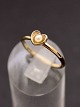 8 karat guld 
ring størrelse 
55 med ægte 
perle i hjerte 
formet skål 
stemplet HHn 
333 emne nr. 
540767